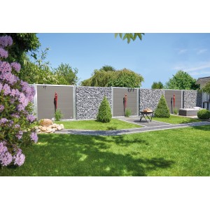 Wilk Gabionenzaun-Element: Zaun aus Gabionenkorb mit Steinen und Holzelementen im Garten.