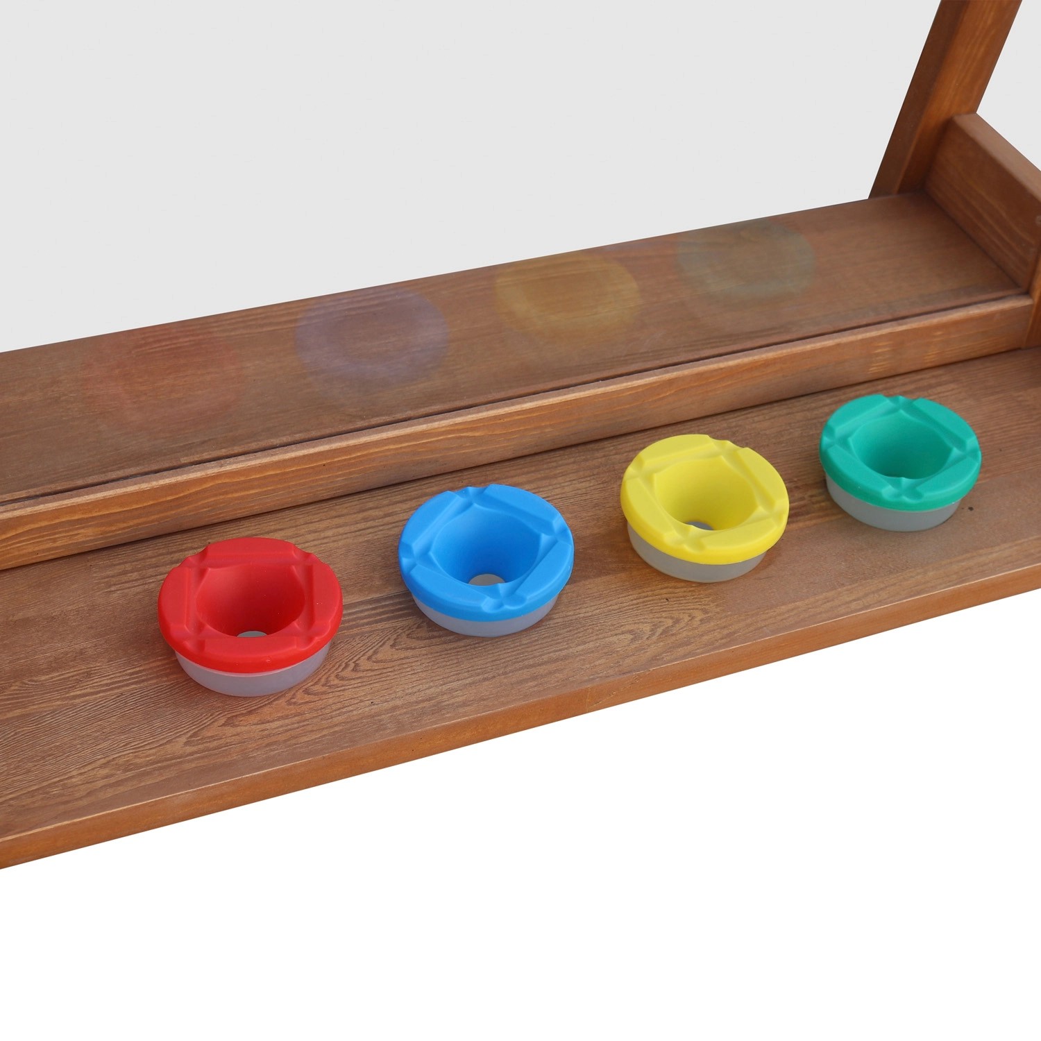 Detailansicht der Axi Kinderstaffelei Eric Dunkelbraun mit Farbnäpfen.