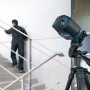 Bosch Professional GCL 2-15 Linienlaser im Einsatz auf Stativ, projiziert Laserlinie an Treppe.