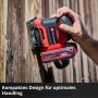 Einhell Akku-Faustschleifer TE-OS 18/113 Li-Solo beim Schleifen von Holz.