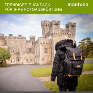 Schwarzer Mantona Fotorucksack Luis mit braunen Akzenten auf dem Rücken einer Person vor einem Schloss. Für Kamera & Zubehör.