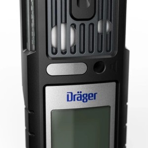 Nahaufnahme Dräger X-am 2800/5800 Gasdetektor, schwarz, mit silbernem Logo und Display. Für Aufkleber.
