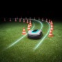 Gardena smart Sileno life 750 Mähroboter auf Rasen mit Hütchen, der Weg wird durch blaue Linien simuliert.