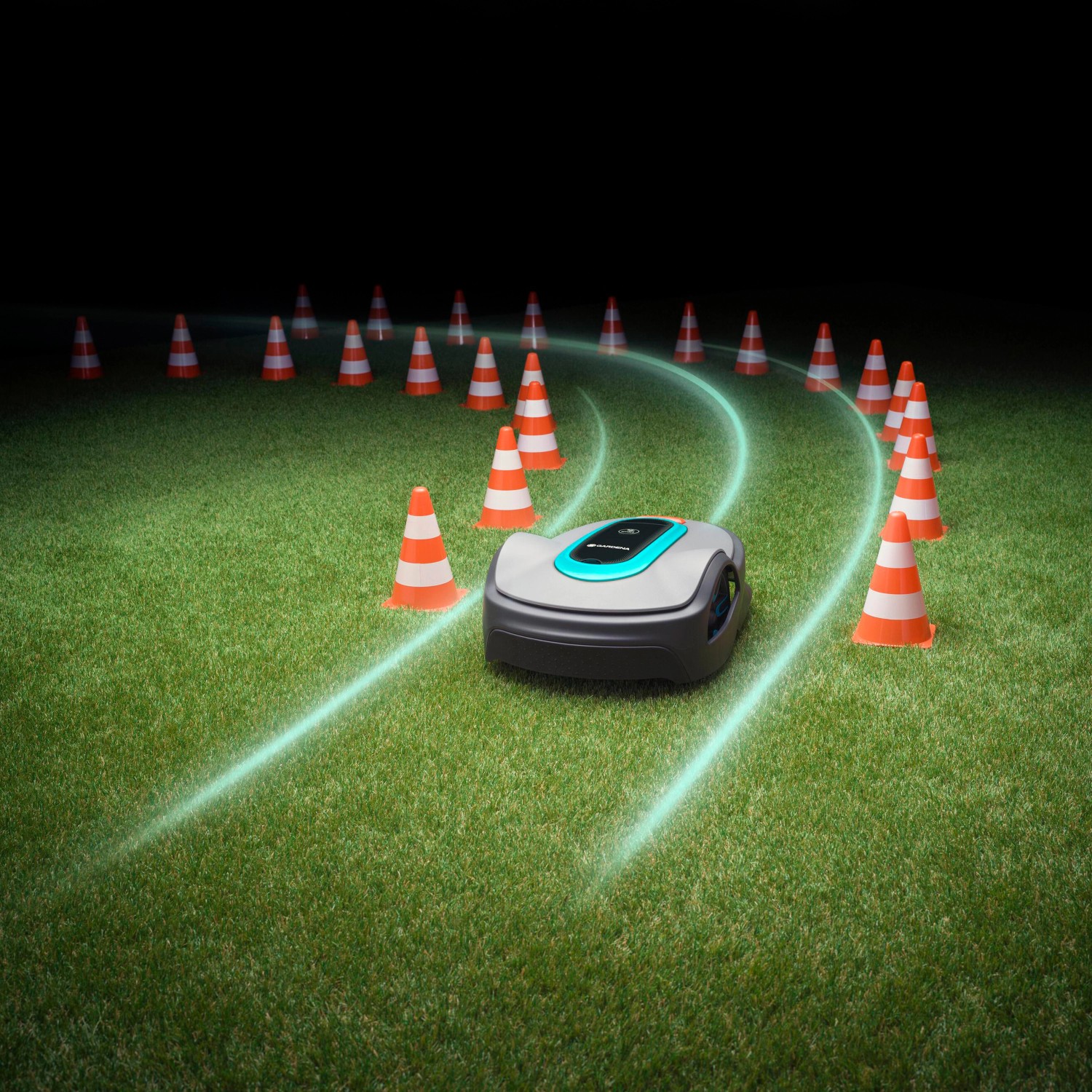Gardena smart Sileno life 750 Mähroboter auf Rasen mit Hütchen, der Weg wird durch blaue Linien simuliert.