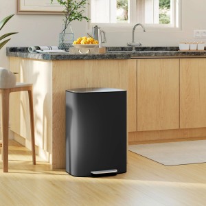Schwarzer HOMCOM Edelstahl Mülleimer 50L mit Pedal in moderner Küche. Eleganter Abfalleimer mit silbernem Deckel.