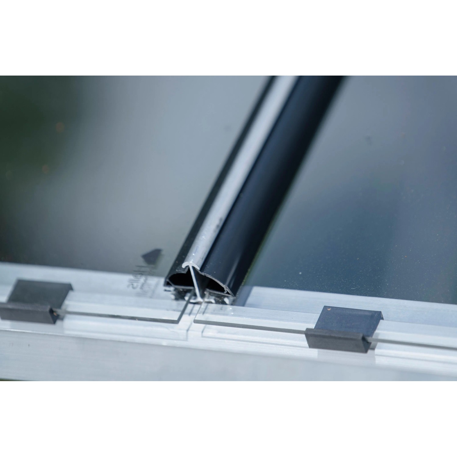 Detailaufnahme: Halls Montageleiste für Gewächshaus Icon 6, Sicherheitsglas, schwarz.