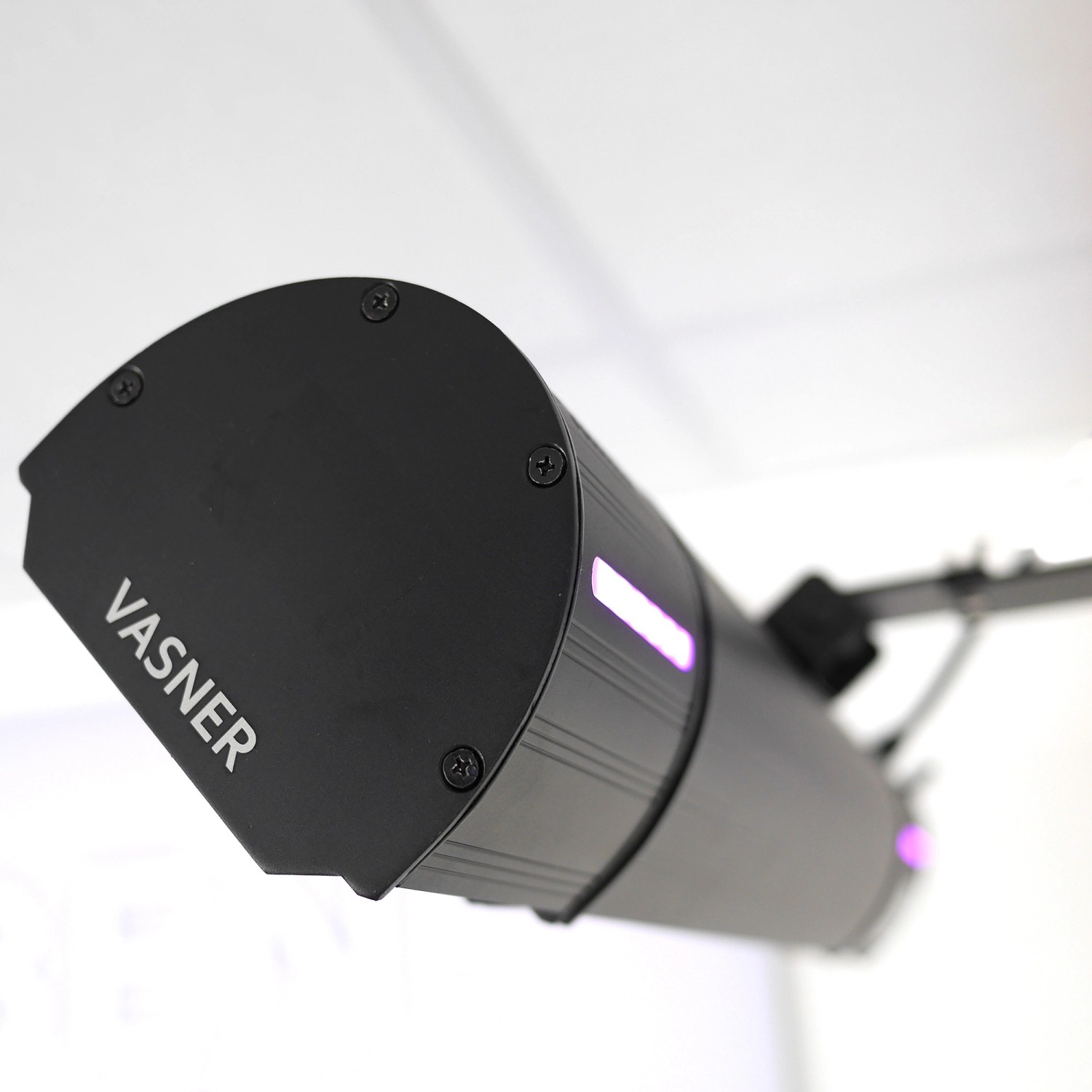 Schwarzer VASNER Appino BEATZZ Infrarot-Heizstrahler mit Musikfunktion und LED-Lichtern.