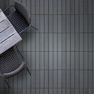 Graue KARAT WPC Klickfliesen als wetterbeständige Terrassenfliese, kombiniert mit Tisch und Stühlen.