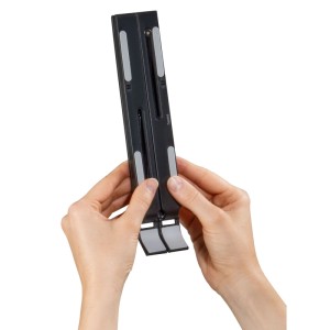 Schwarzer, faltbarer Hama Laptop-Stand Light, 12-fach neigbar, in Händen gehalten.