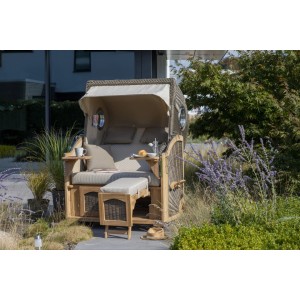 Grauer Strandkorb Rantum aus Teakholz mit Bullauge und grauem PE-Geflecht.