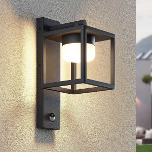 Moderne Lucande Außenwandleuchte Timio aus Alu mit Bewegungsmelder.