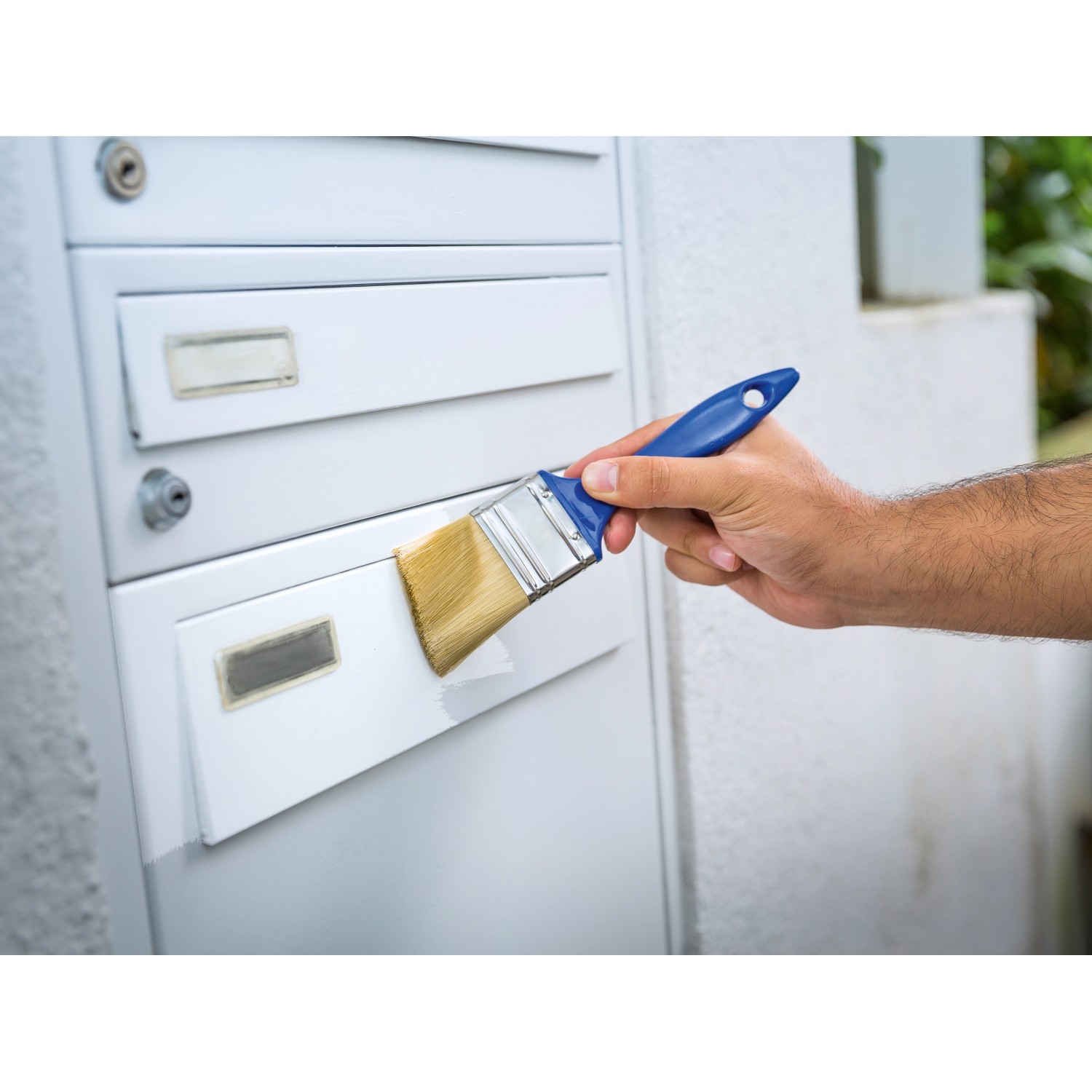 Hand lackiert Briefkasten mit LUX Flachpinsel-Set, 3-teilig. Pinsel mit blauem Griff.