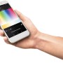 Hand hält Smartphone mit geöffneter App zur Steuerung der Eglo Connect Leuchte.