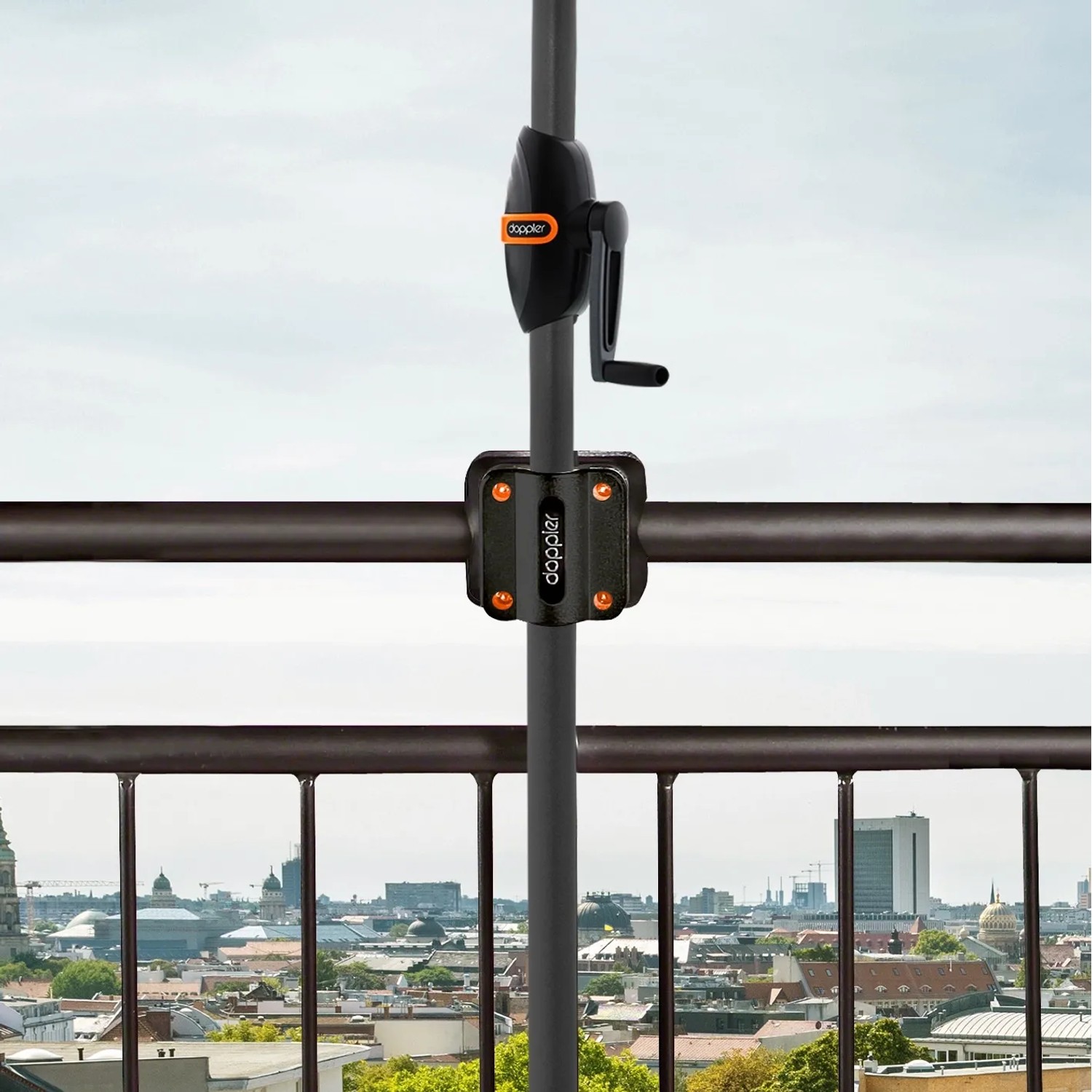 Doppler Balkonklammer myZone, anthrazitfarbene Halterung für Sonnenschirme am Balkongeländer.