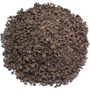 Nahaufnahme von OBI Bio Langzeit-Rasendünger Granulat, geeignet für einen gesunden Rasen.