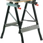 Werk- und Spanntisch mit schwarzem Gestell und Spannbacken, ideal für Werkstattarbeiten.