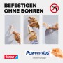 Anleitung: Tesa Klebenagel für Tapeten & Putz anbringen. Hände befestigen den Klebenagel ohne Bohren an strukturierter Wand.