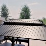 Detailaufnahme des schwarzen Sojag Pavillon Bondi 1220 mit Stahldach und Aluminiumkonstruktion.