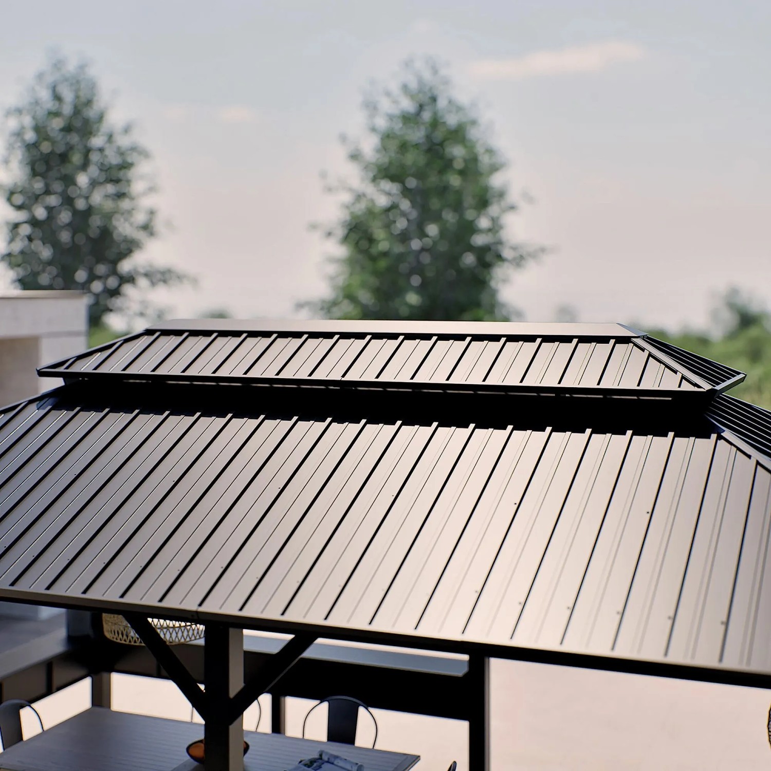 Detailaufnahme des schwarzen Sojag Pavillon Bondi 1220 mit Stahldach und Aluminiumkonstruktion.