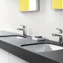 Hansgrohe Logis E Waschtischarmatur 70 mm Chrom mit Zugstange auf dunkler Waschtischplatte.