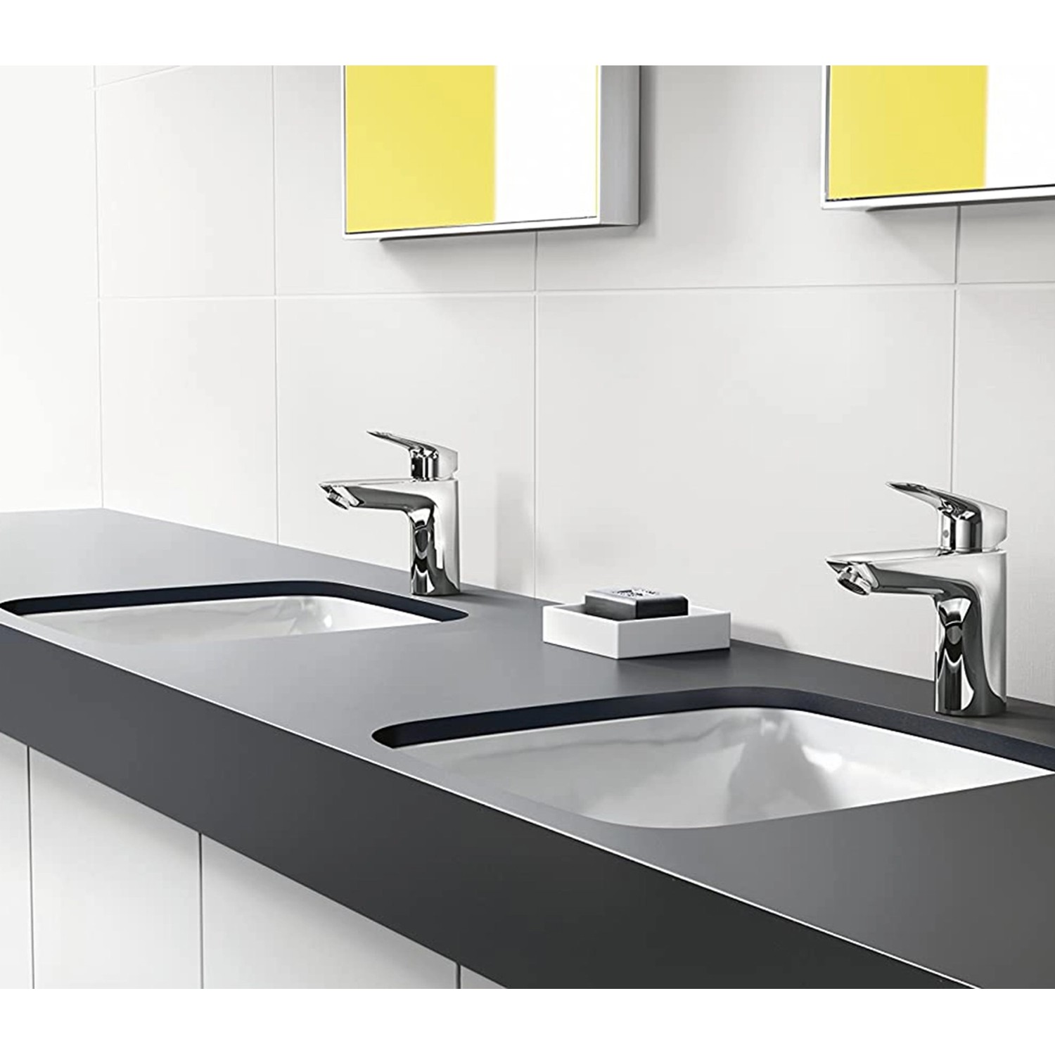 Hansgrohe Logis E Waschtischarmatur 70 mm Chrom mit Zugstange auf dunkler Waschtischplatte.