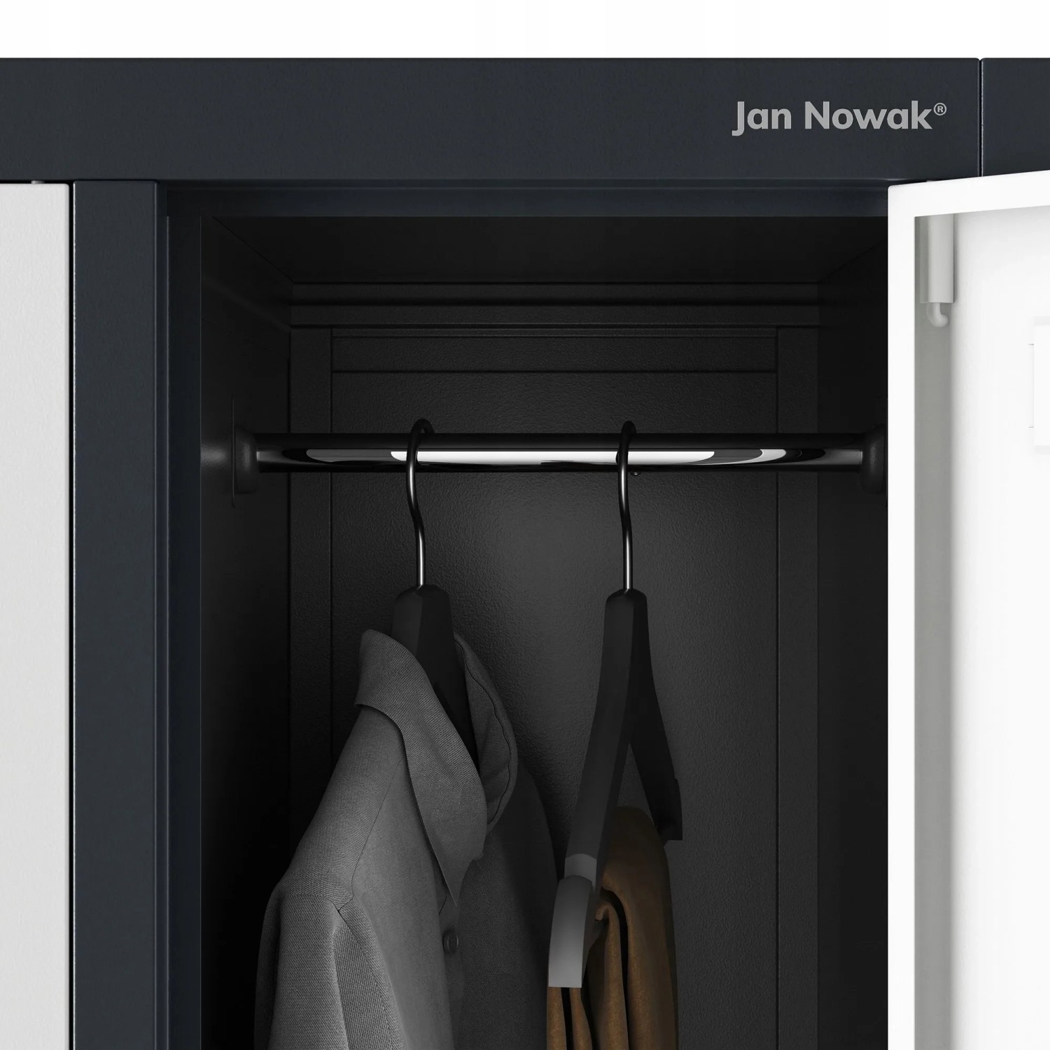 Jan Nowak Metallspind Innenansicht: Offenes anthrazitfarbenes Fach mit Kleiderstange, Hemd und Hose. Für Umkleideschränke.