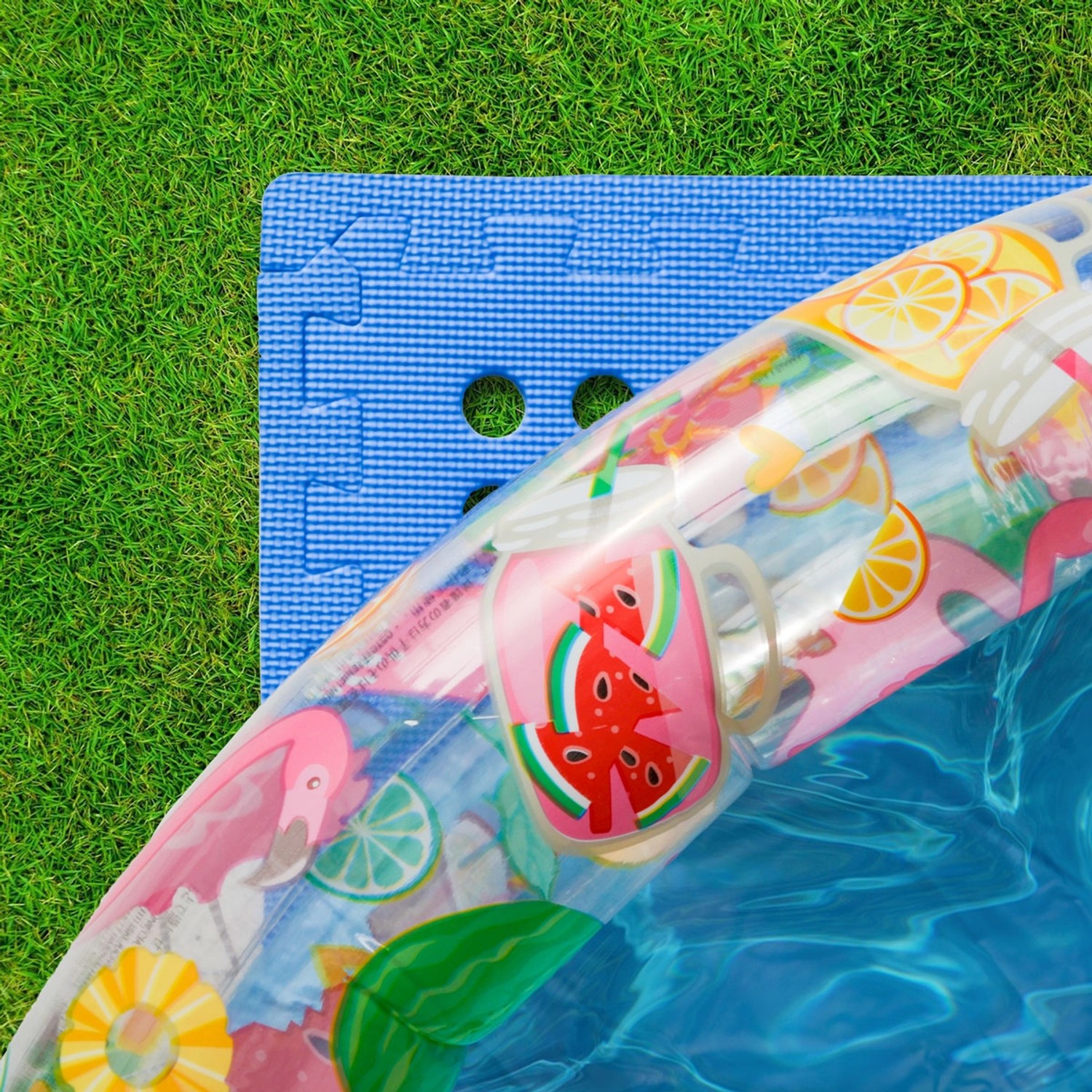 Blaues eyepower Poolmatte 8er Set unter einem Pool auf Rasen. Bodenschutzmatte 62x62 cm.