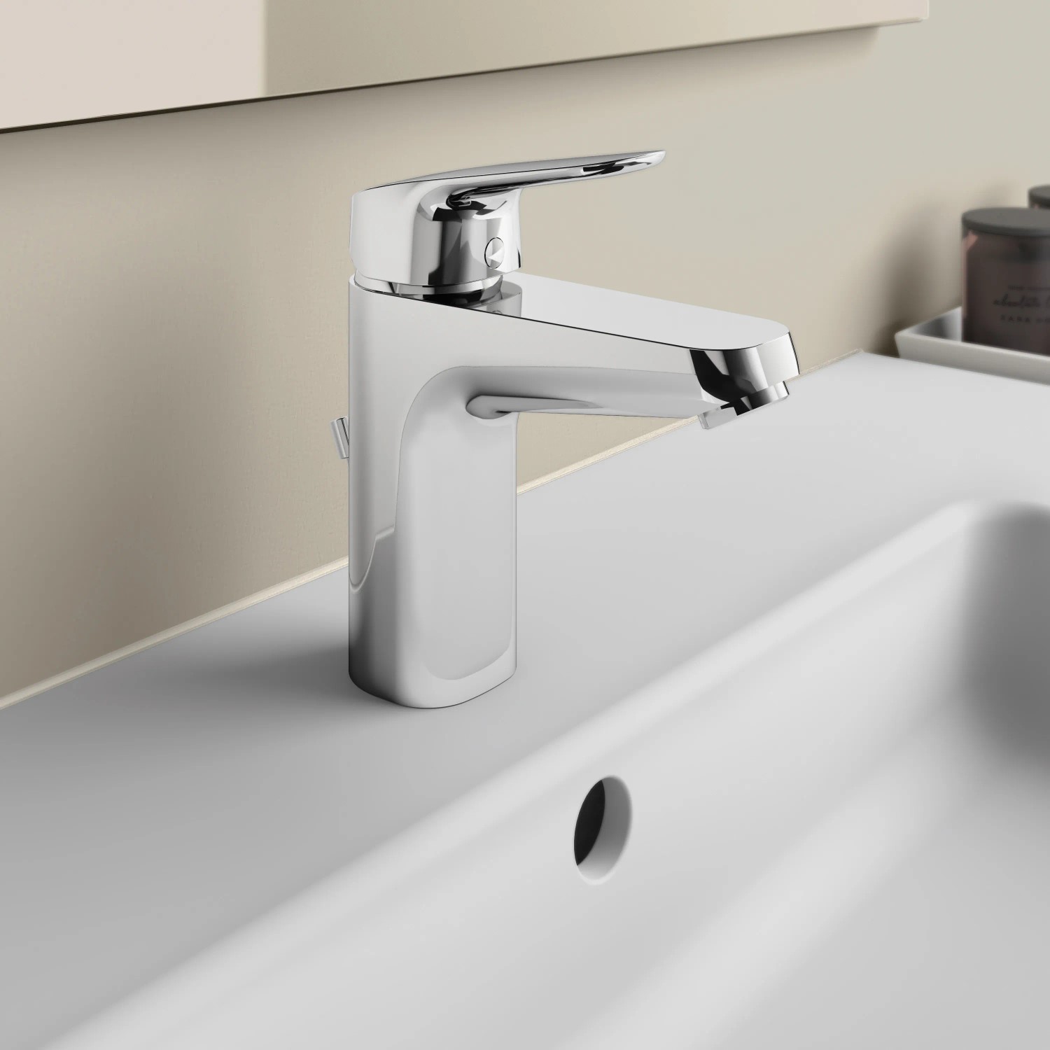 Ideal Standard Ceraflex Waschtischarmatur in Chrom auf einem weißen Waschbecken.