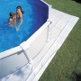 Planet Pool Bodenschutzvlies unter Pool mit Familie im Wasser auf Rasen.