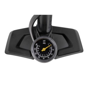 Detailaufnahme der Force Stahl Standpumpe Hobby Eco mit Manometer.