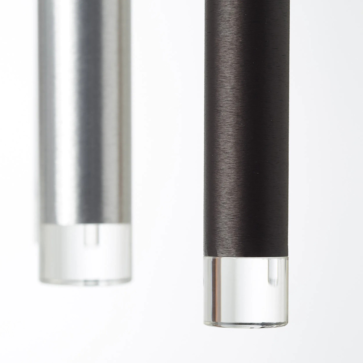 Detailaufnahme: Cembalo LED-Pendelleuchte, 16-flammig, Aluminium, Schwarz und Braun.