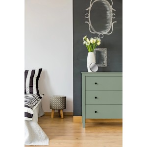 Khakigrüne Kommode mit Kreidefarbe-Möbellack von Rust-Oleum im Schlafzimmer.