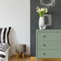 Khakigrüne Kommode mit Kreidefarbe-Möbellack von Rust-Oleum im Schlafzimmer.
