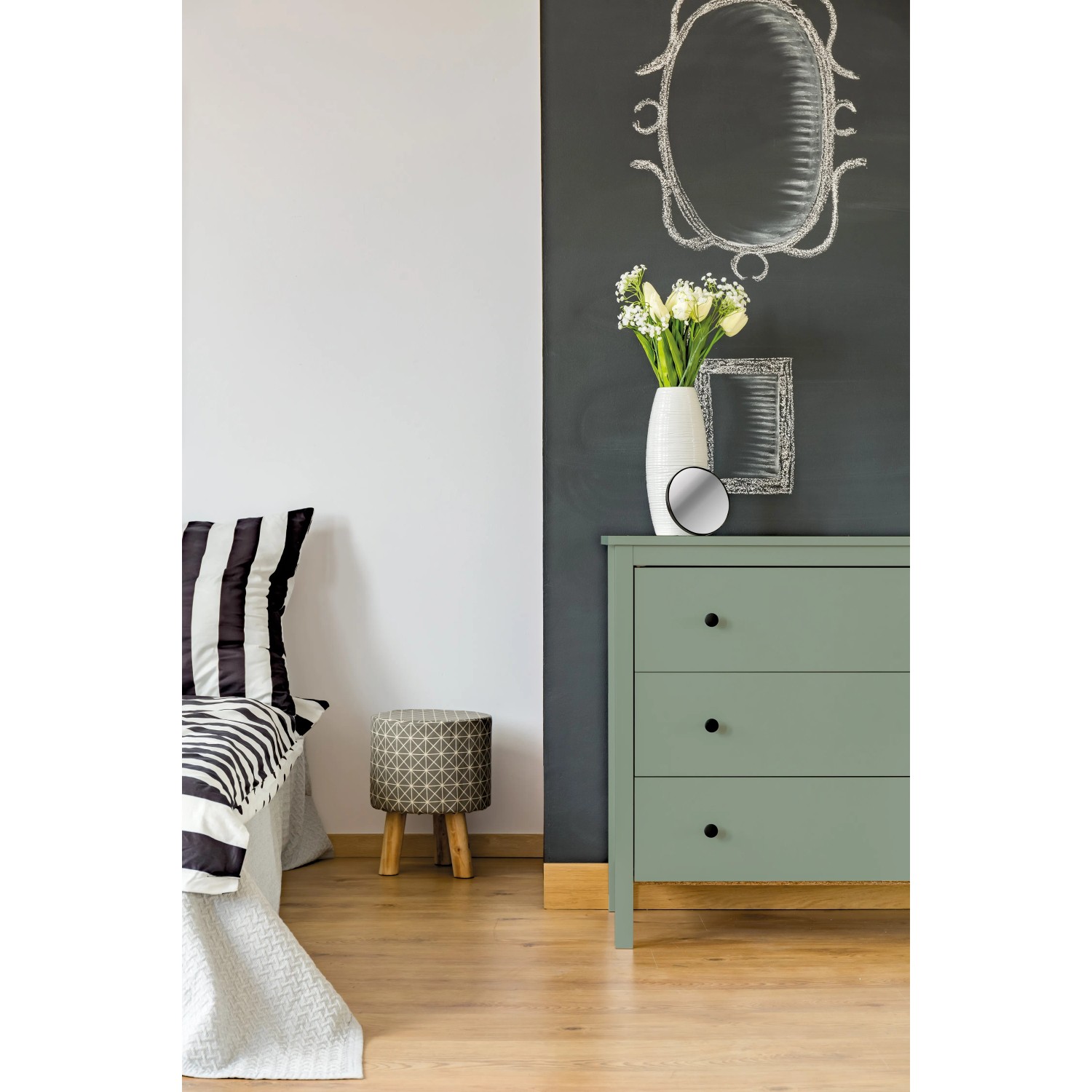 Khakigrüne Kommode mit Kreidefarbe-Möbellack von Rust-Oleum im Schlafzimmer.
