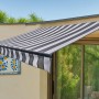 Elektrische Gelenkarmmarkise, hellgrau gestreift, für Terrasse und Balkon.