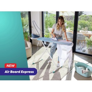Frau bügelt auf Leifheit AirBoard Express M Solid Bügeltisch Türkis-Weiß. Dampfdurchlässige Bügelfläche, stabile Ablage für Dampfstation.