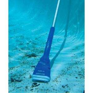 Blauer CF Bodensauger Aqua Broom im Pool. Batteriebetrieben, mit Teleskopstange.