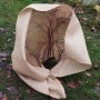 Jute-Gewebe als Winterschutz für junge Bäume im Garten. Jutematte zum Schutz vor Frost.