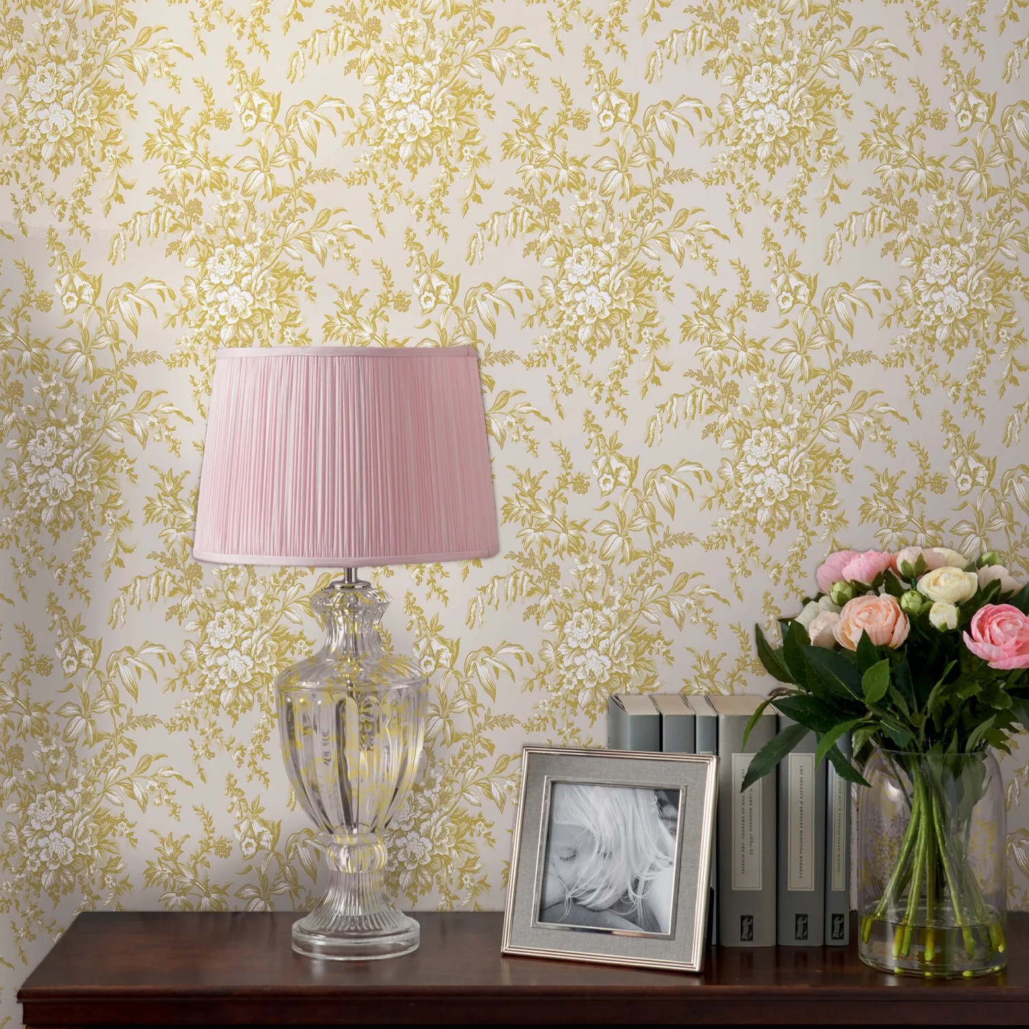 Laura Ashley Vliestapete Picardie Pale Gold mit Blumenmuster im Wohnraum.