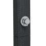 Detailaufnahme: Schwarze vidaXL Gartendusche aus Rattan mit Armatur.