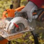 Worx Akku-Handkreissäge WX531.9 in Aktion beim Sägen von Holz.