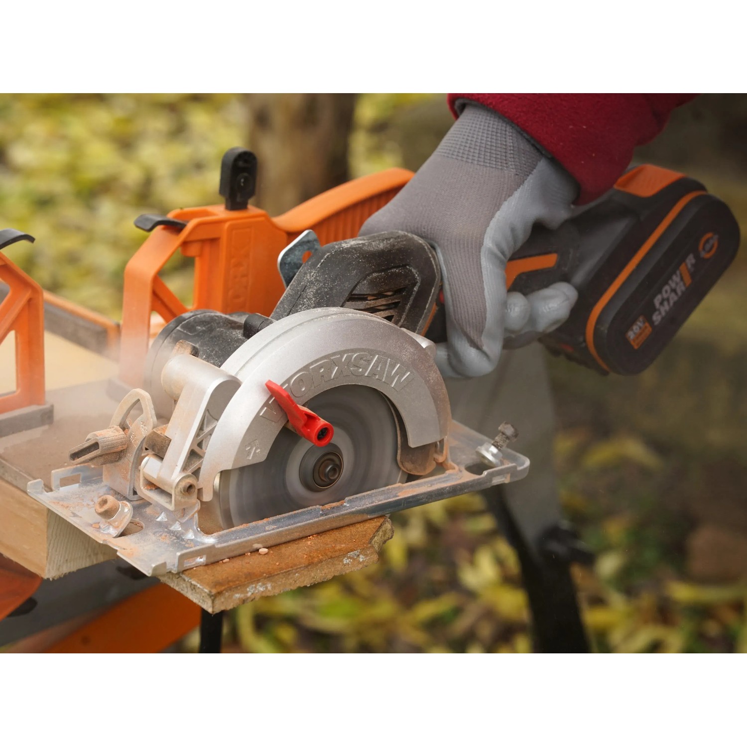 Worx Akku-Handkreissäge WX531.9 in Aktion beim Sägen von Holz.