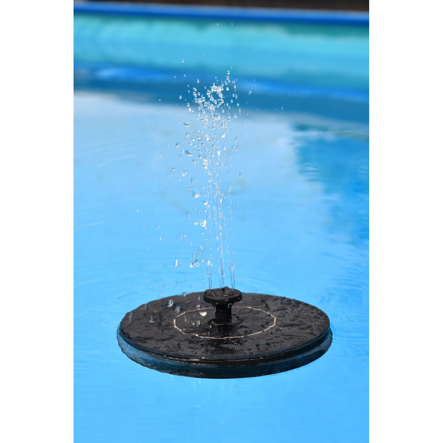 Heissner Solar-Teichpumpen-Set schwimmende Solar-Insel mit Wasserspiel im Teich.