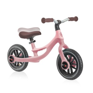 Globber Go Bike Elite Air Laufrad in Pastellrosa mit 10 Zoll Luftreifen und verstellbarem Sattel.