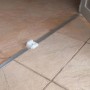 Detailaufnahme eines Grosfillex Gerätehauses: Bodenschiene mit Führung.