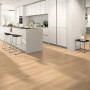 Verlegtes Classen Grande XXL Laminat Eiche Versailles Natur in moderner Küche.