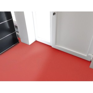 Roter PVC-Bodenbelag Primaflor Expotop, unifarben, schwer entflammbar, im Raum verlegt.