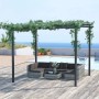 Schwarze Outsunny Metall Pergola/Pavillon (L297 x B295 x H230 cm) mit Rankpflanzen und Sitzgruppe.