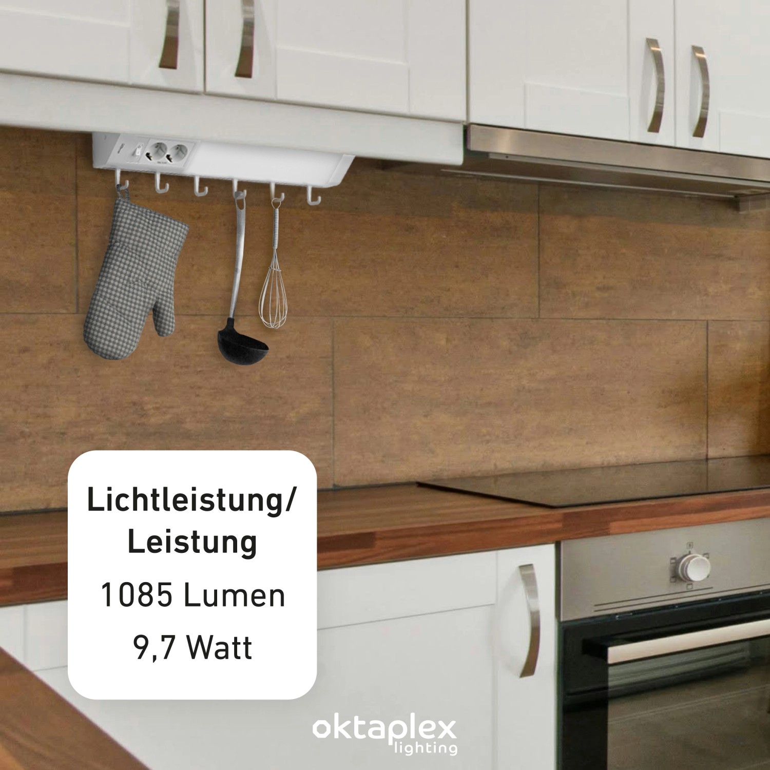 Oktaplex LED Unterbauleuchte 50cm mit Steckdose und Haken in Küche.