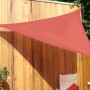 Terracottafarbenes Floracord Dreiecksonnensegel (300x300x300 cm) spendet Schatten im Garten.